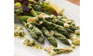 grüner Spargel an Blattsalat mit Knoblauch-Mandel-Dressing