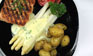 Lachssteak mit Spargel und Schmorkartoffeln